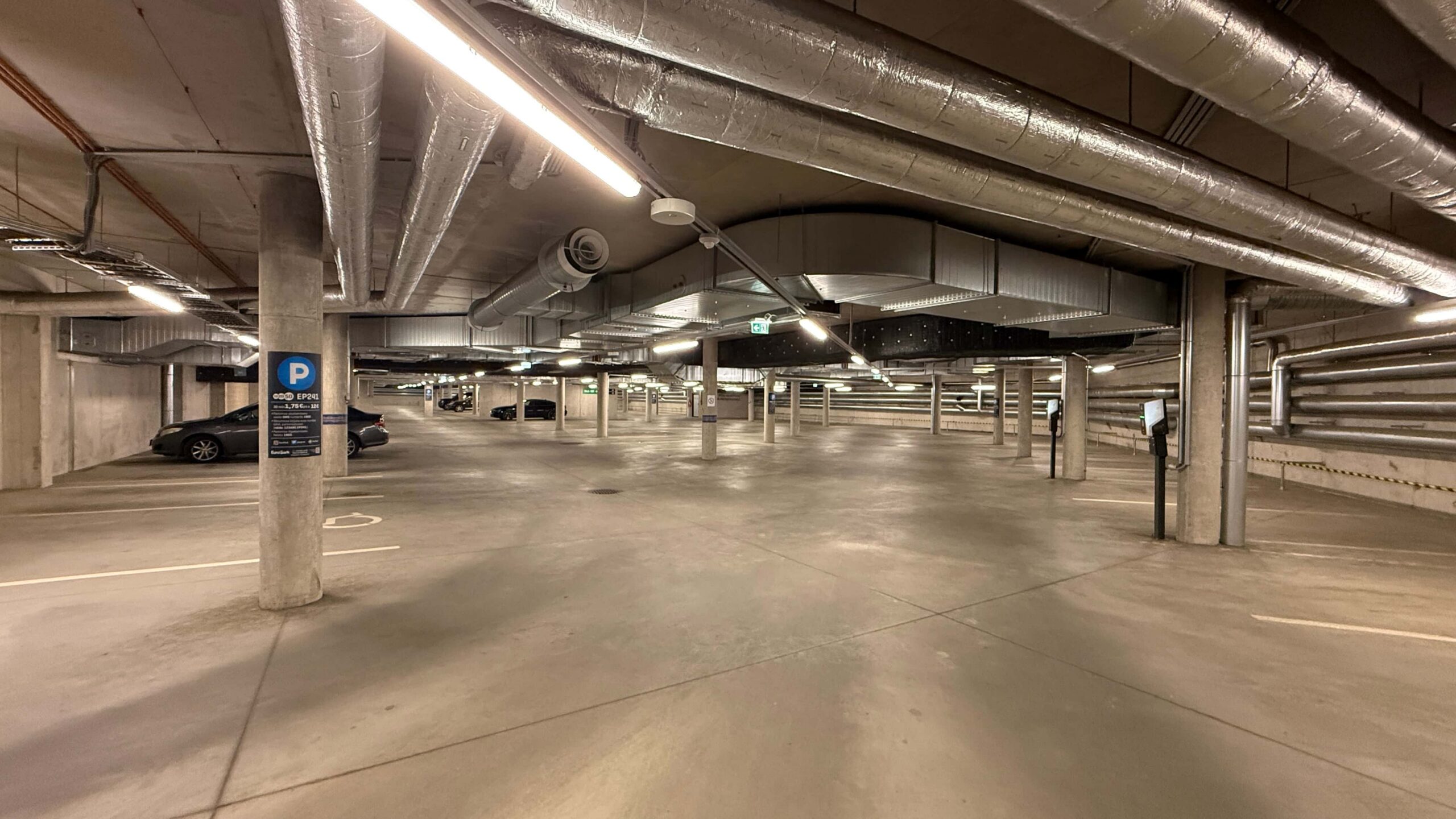 Kalaranna 8/1 maja all asuv avalik tasuline parkla